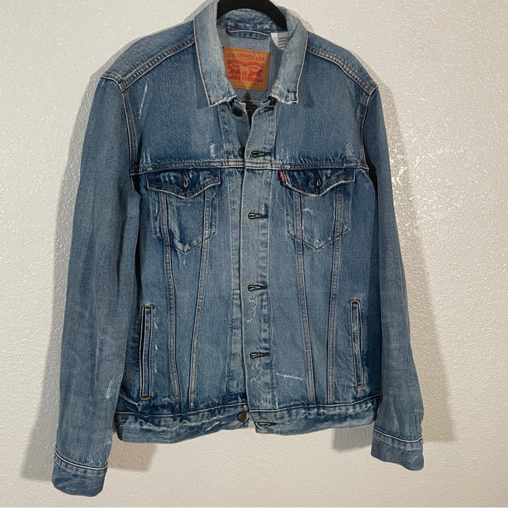 Levi’s Premium Men’s Trucker Jacket Sz Large Distressed Medium Wash